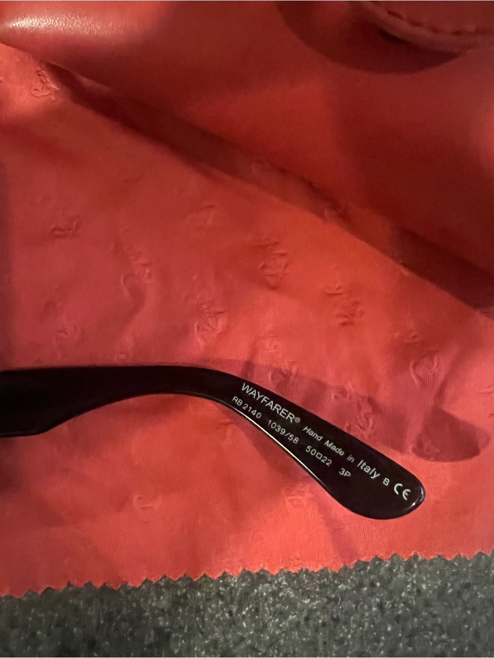 Ray-Ban Black Sunglasses Temple Arm with Red Case Cloth - Picture 4 of 4